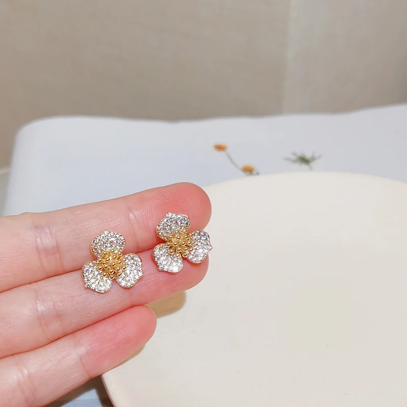 Милые романтические милые прозрачные серьги с цирконием кубической огранки для