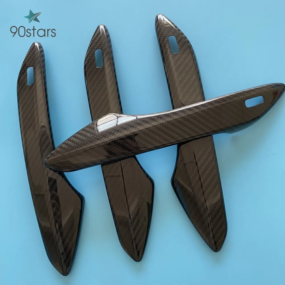 Наклейка из натурального углеродного волокна на дверную ручку автомобиля