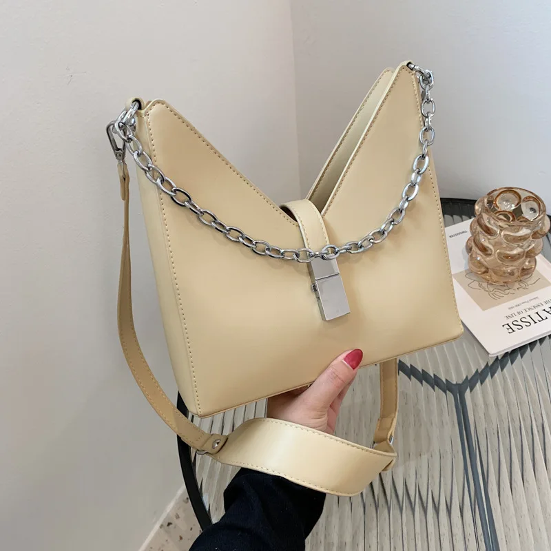 

V-образная модная женская сумка на цепочке в европейском и американском стиле, женская сумка с простой и атмосферной текстурой, новая сумка-...