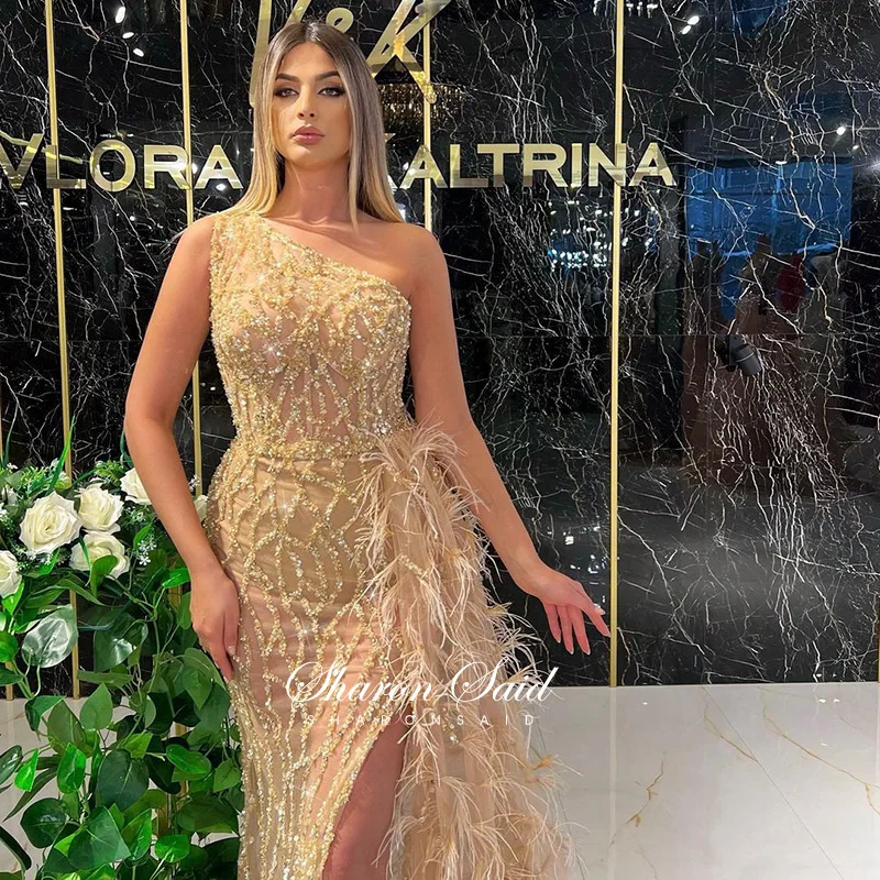 Роскошные золотистые вечерние платья-русалки с одним открытым плечом и разрезом