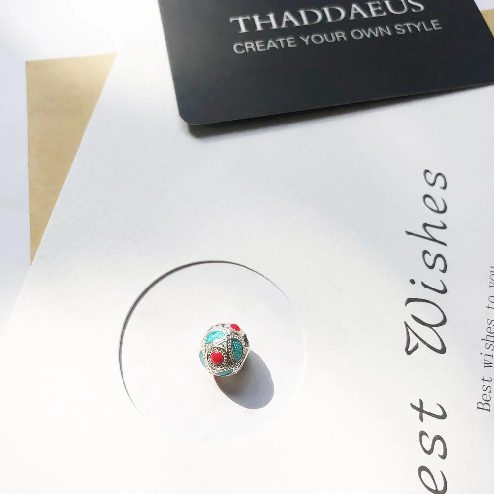 Бусины зеленого и красного цветов для маленьких девочек в этническом стиле