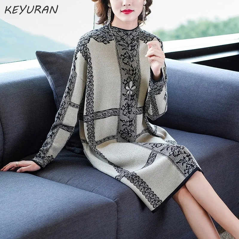 Женское трикотажное платье свитер с высоким воротником и спущенными