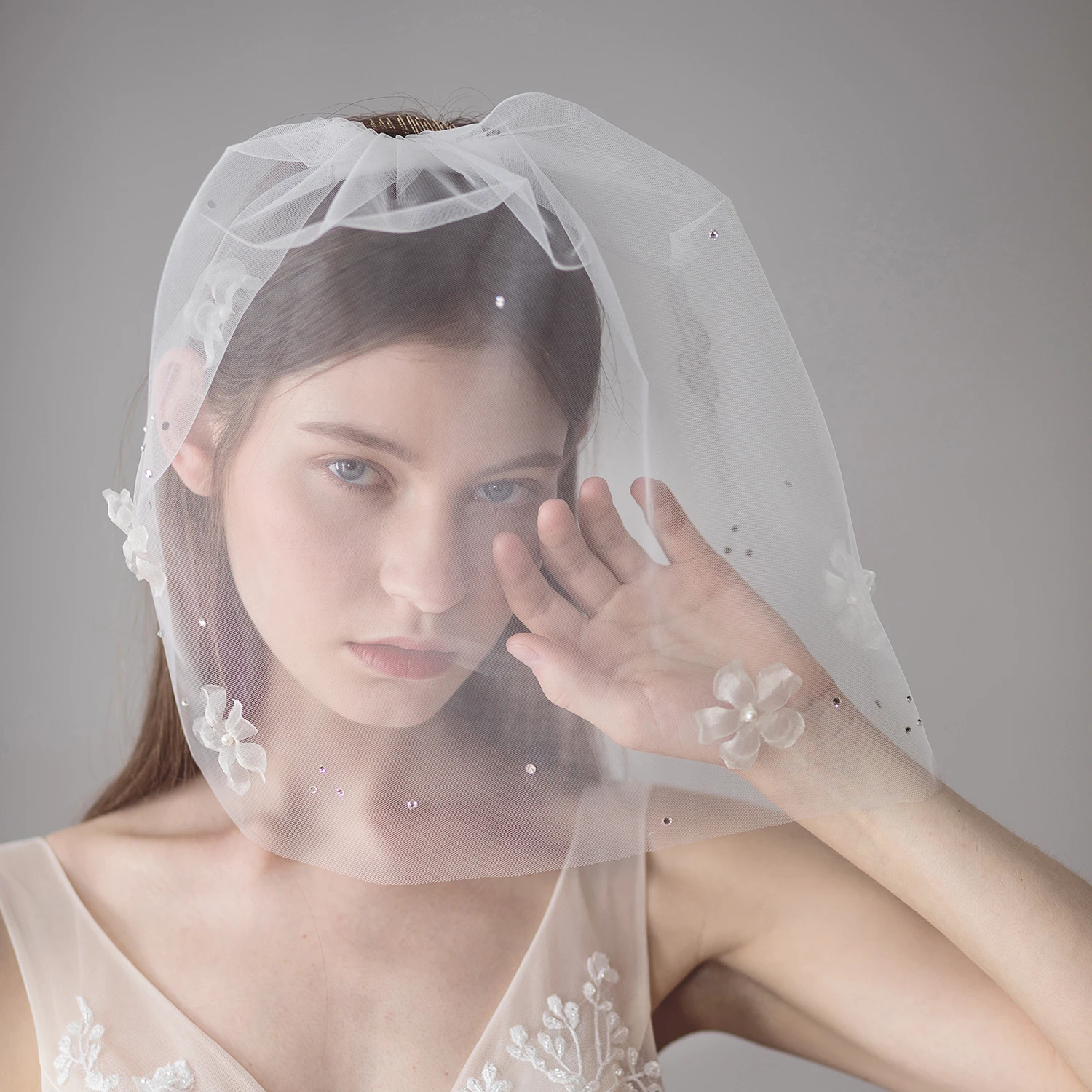 

Elegant Blusher Bridal Veil Organza Flower with Beaded Crystal Cut Edge Wedding Veil for BrideTravel Studio Photo Perform V618
