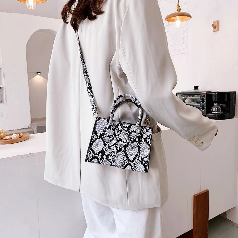 Сумка тоут женская из экокожи модный саквояж кросс боди со змеиным принтом