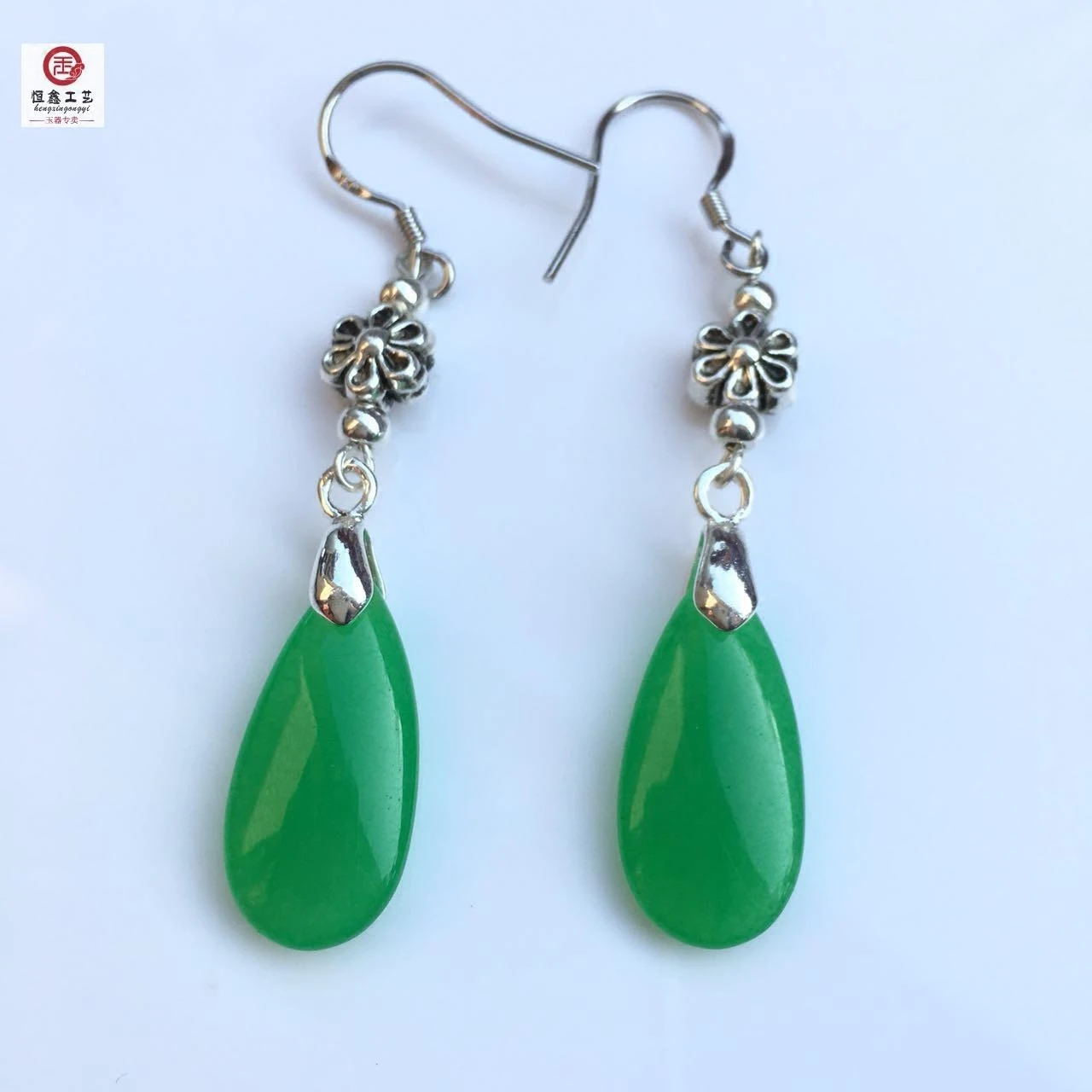 Оригинальные серьги капельки из серебра 925 пробы с натуральным зеленым нефритом
