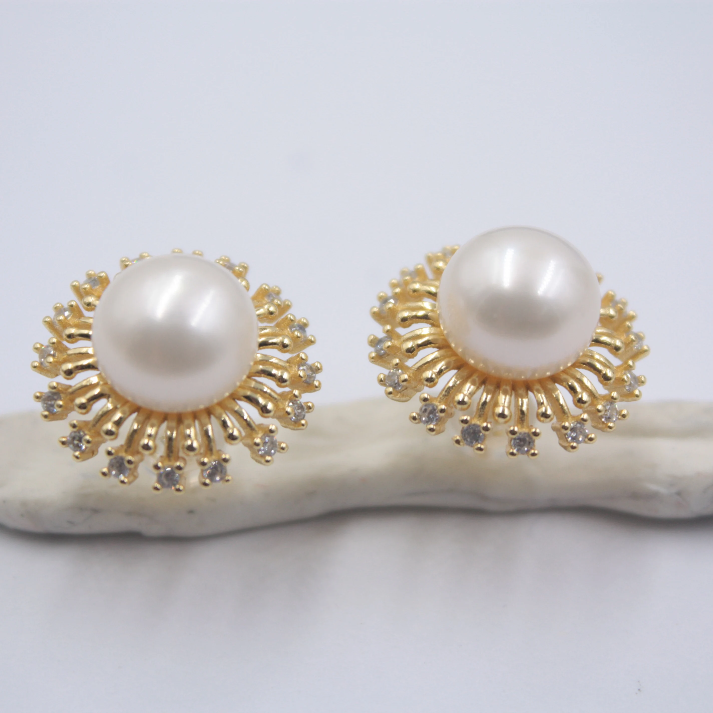 Женские серьги гвоздики с натуральным пресноводным жемчугом и подсолнухом