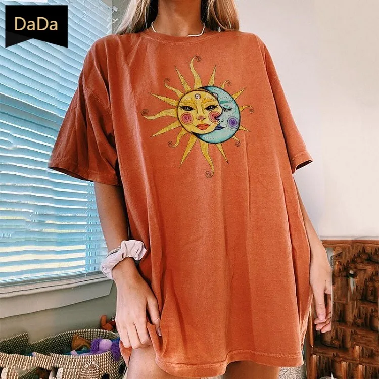 

Женская свободная футболка оверсайз с круглым вырезом и принтом Солнца и Луны