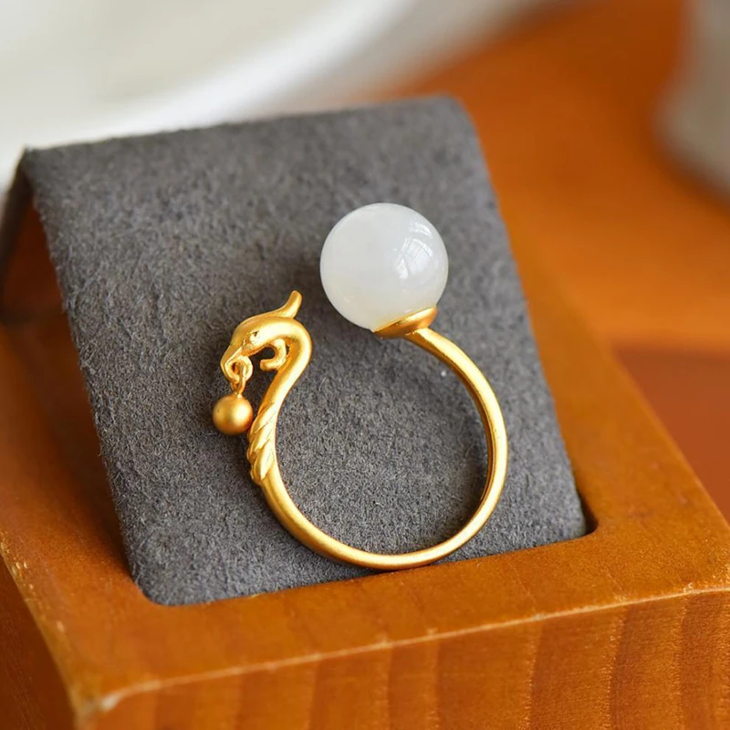 

Регулируемое кольцо из натурального нефрита с бусинами