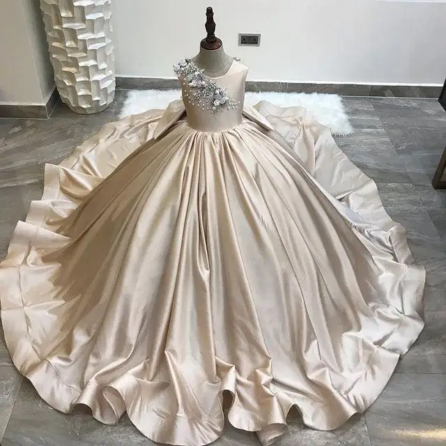 

2021 Champagne Lace Pearls Satin Backless Flower Girl Dresses Fashion Tulle Elegant Little Kids Birthday Pageant Wedding Gowns