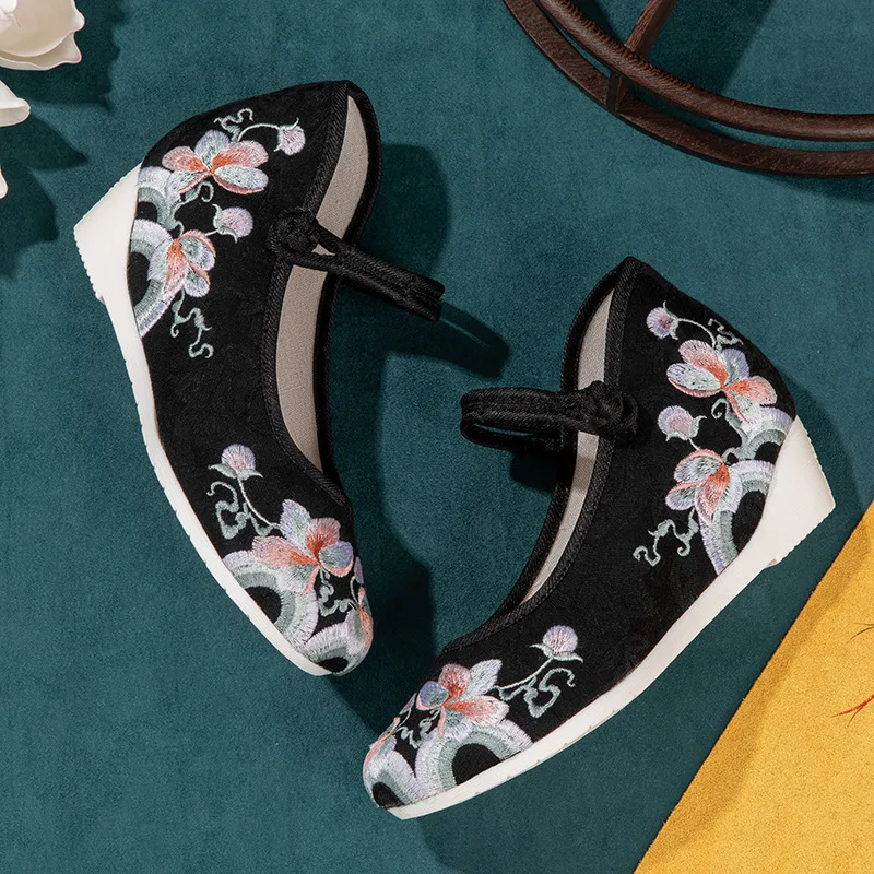 Красивая женская обувь с цветочной вышивкой в китайском старинном стиле ретро