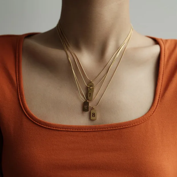 Цепочка-чокер золотистая с подвеской в виде букв и цифр | Украшения аксессуары