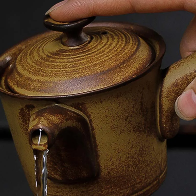 

The thick ceramic side of the Yun kiln turns the teapot kiln into a retro simple household filter single pot ceramic Kung Fu tea
