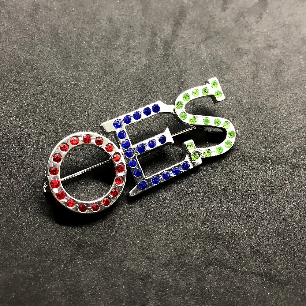 Красочные Стразы инкрустированные металлическими буквами брошь OES заказ символа