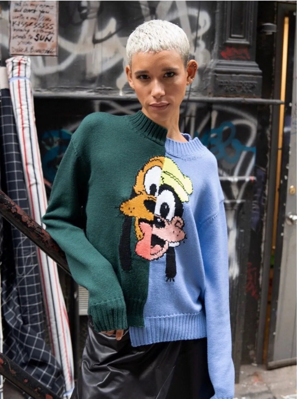 Женский шерстяной свитер свободный с круглым вырезом и мультяшной вышивкой