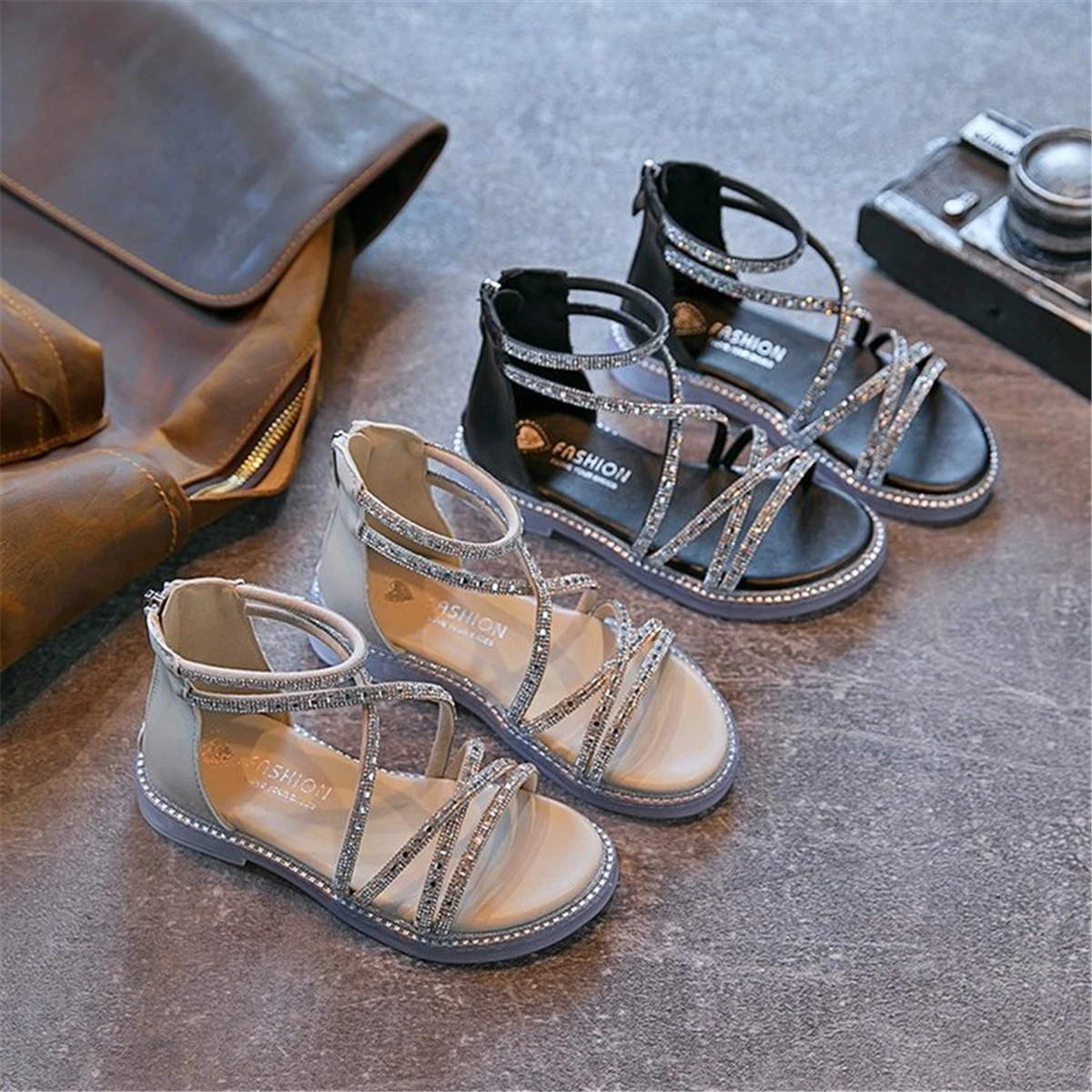 

Сандалии для девочек, Новинка лета 2021, пляжные сандалии для отдыха, домашний дизайн с бриллиантами, мягкие, удобные и модные