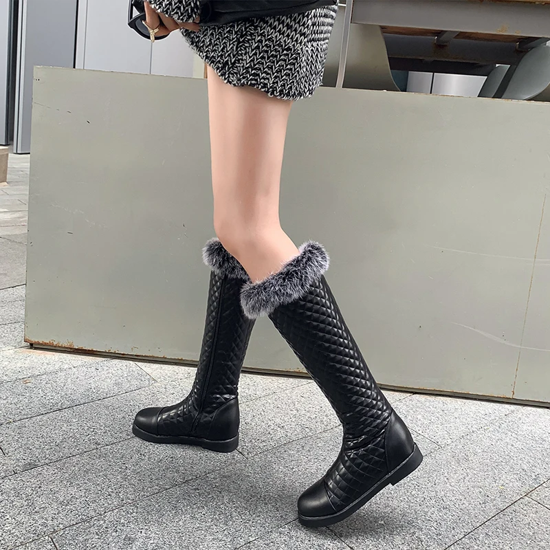 Черные кожаные сапоги до колена женские на низком каблуке мотоциклетные зимние