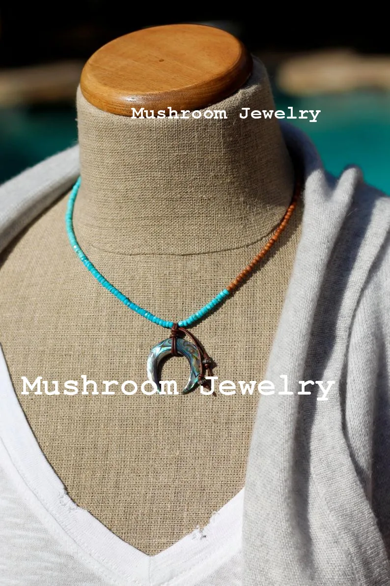 ?? ウッドビーズチョーネックレスシェルペンダントチャームジュエリードロップ船ターコイズ石のネックレス男性のためのビーズジュエリー