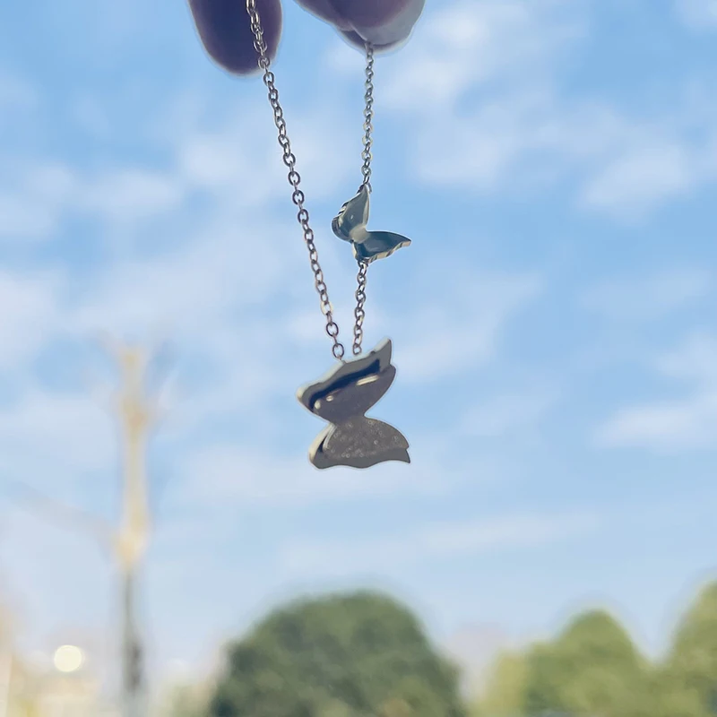 

20 шт./лот, невыцветающие высококачественные корейские модные матовые Подвески с двумя бабочками, ожерелья из нержавеющей стали