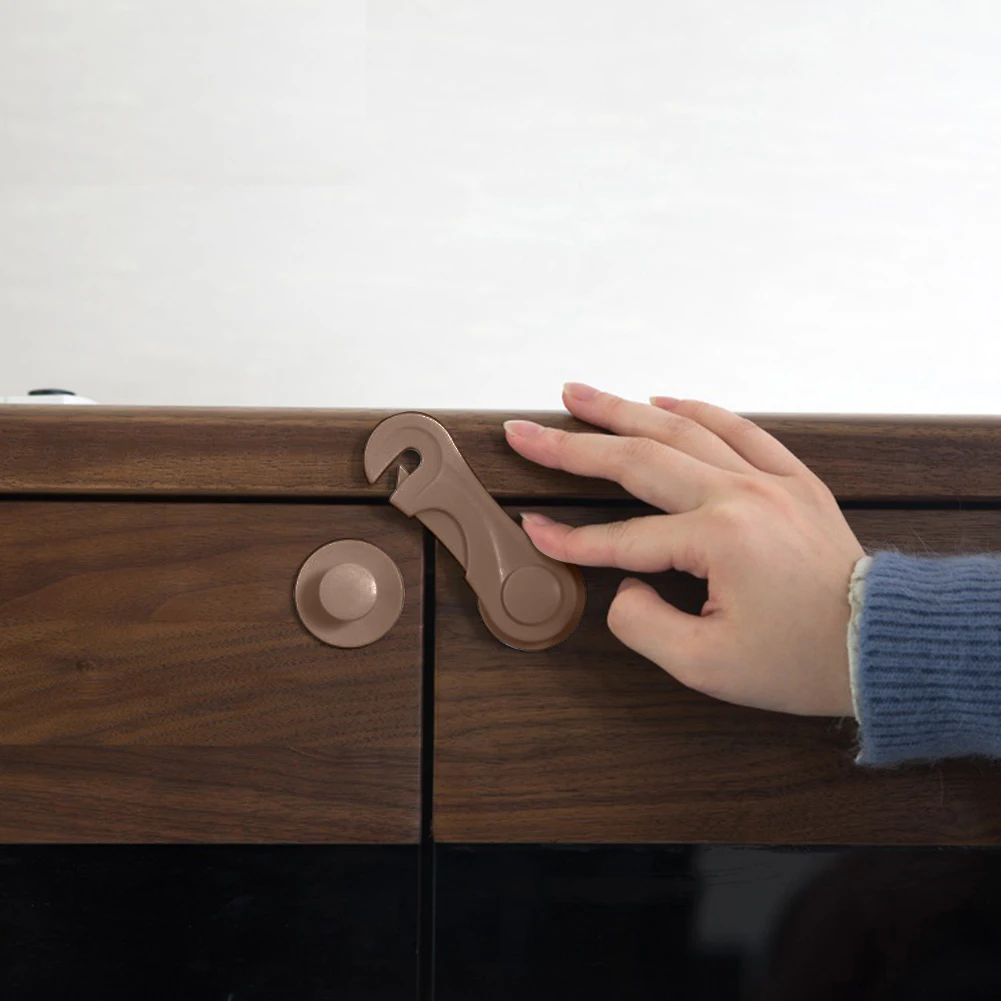 

Блокиратор для дверей и шкафов от детей