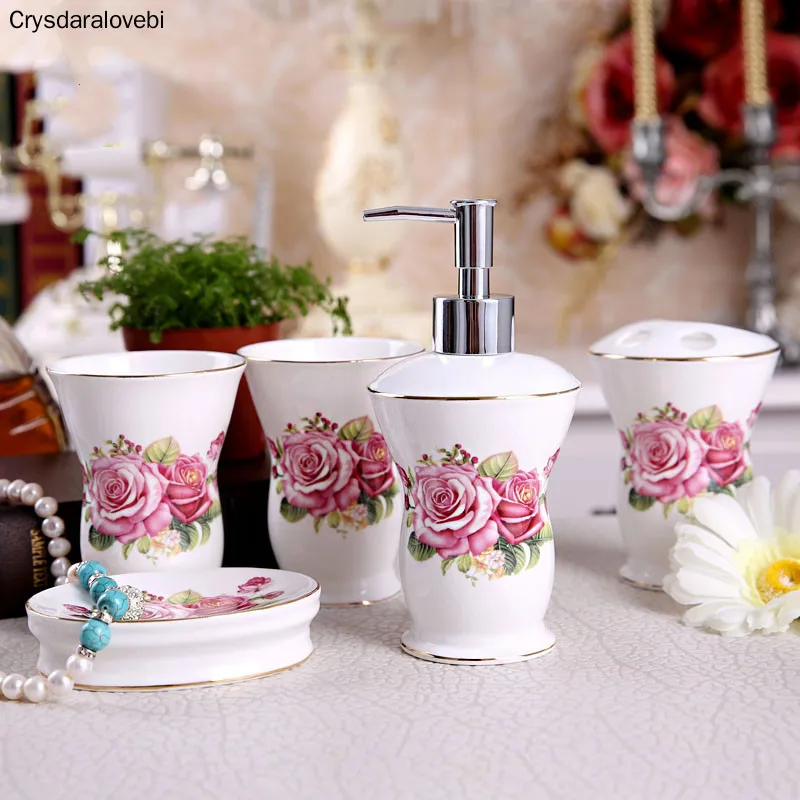 

Керамический набор из пяти предметов с узором розы для ванной комнаты, набор аксессуаров для ванной комнаты, Европейский свадебный подарок,...