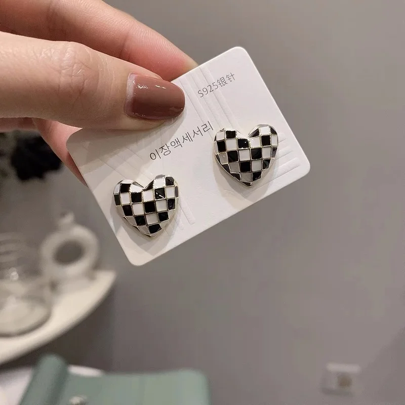 

LOVOACC 2 Designs Black White Color Chequer Love Heart Square Dangle Earrings for Women Girls Enamel Metal Earrings Oorbellen