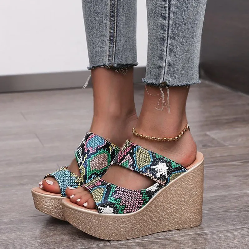 

Туфли на танкетке со змеиным узором; Женские шлепанцы; Сезон лето; Женская обувь с утолщенной подошвой; Туфли с открытым носом 2021 Новая женск...