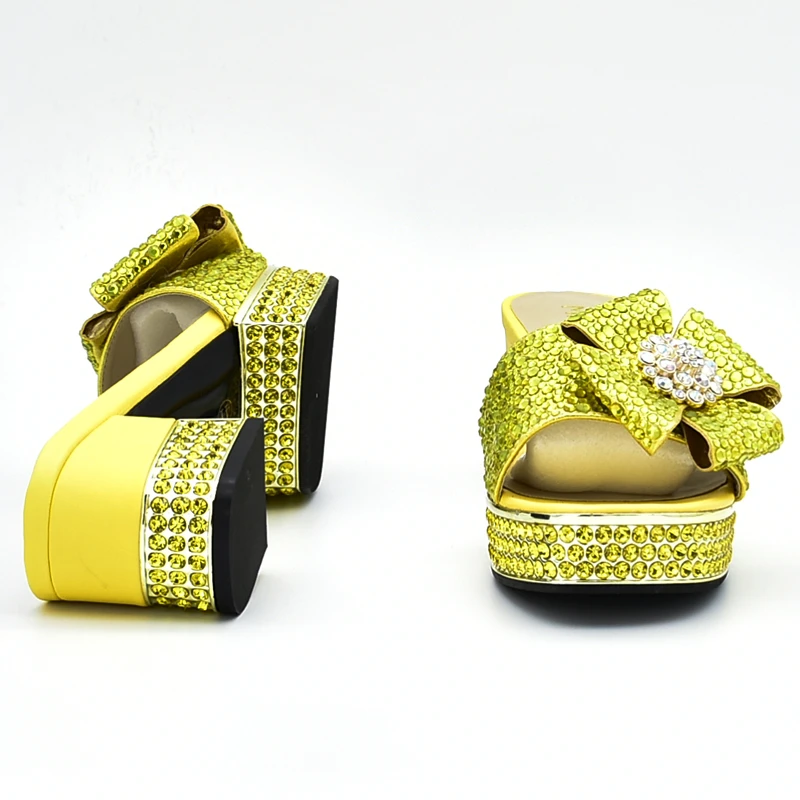 Женские туфли на высоком каблуке в итальянском стиле украшенные стразами