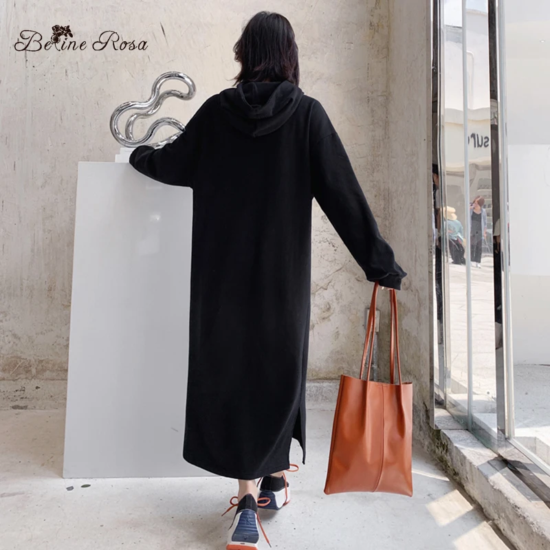 Белые платья с капюшоном в минималистском стиле цвета сливы красного осень.