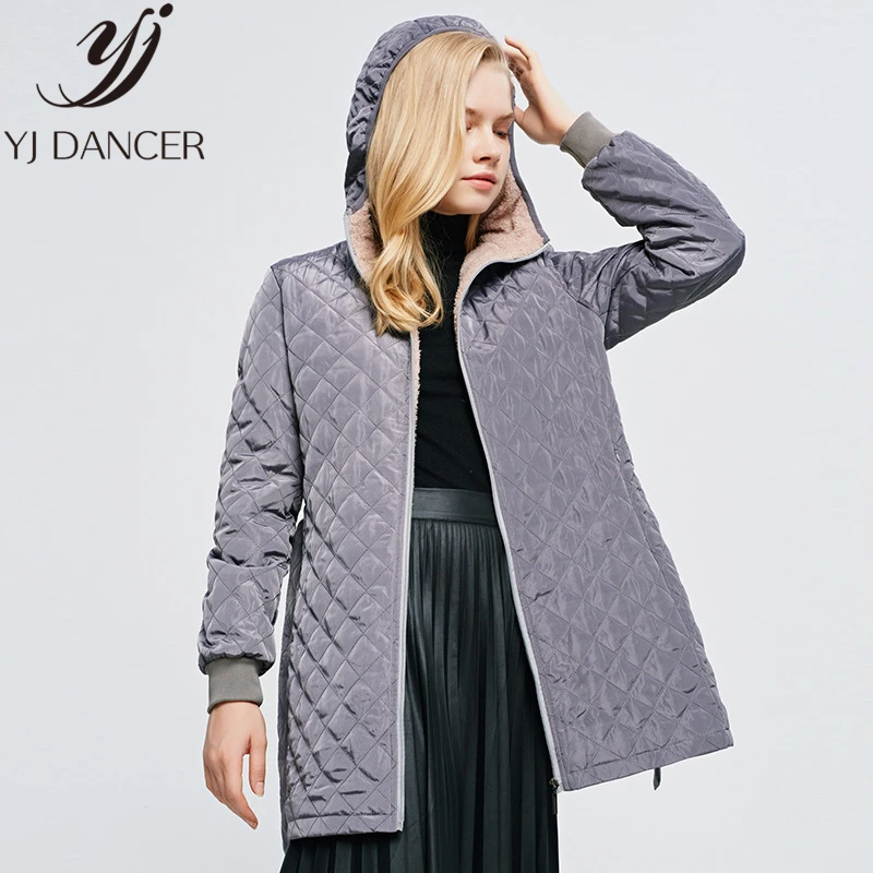 Женская куртка с капюшоном зимняя легкая утепленная длинными рукавами