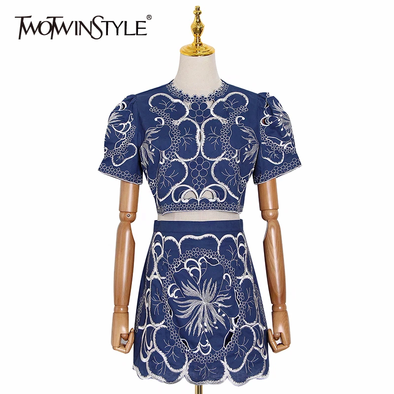 Женский костюм с вышивкой TWOTWINSTYLE белый элегантный из двух предметов топ круглым