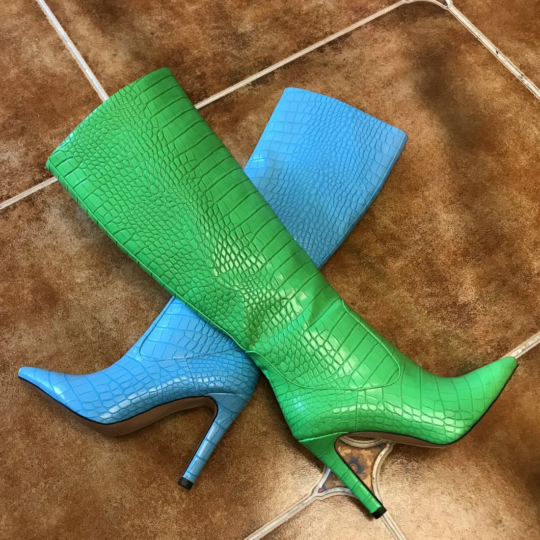 Женские флуоресцентные сапоги до колена зеленые синие из крокодиловой кожи с