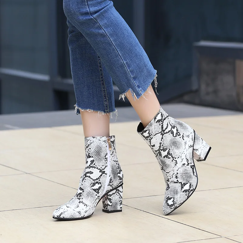Женские ботильоны со змеиным принтом Обувь на молнии с острым носком ботинки