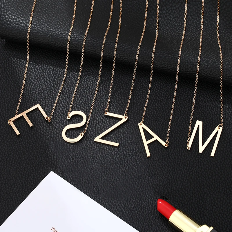 Женское ожерелье с буквенным принтом 26 AZ минималистичное золотистого цвета в