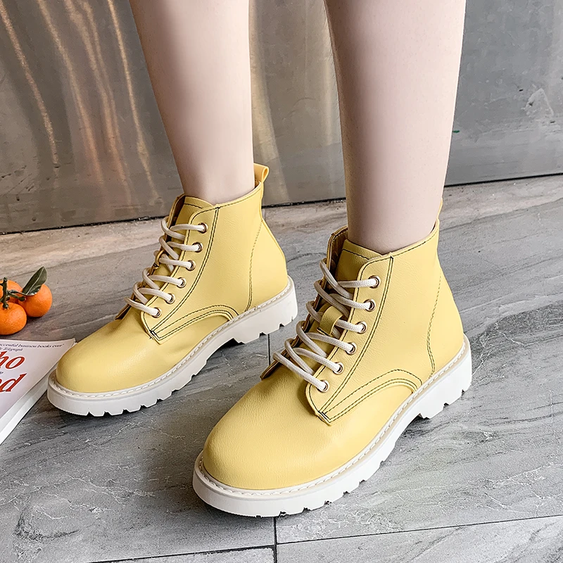 Модные осенне зимние ботинки серебристые кроссовки на массивной подошве большие