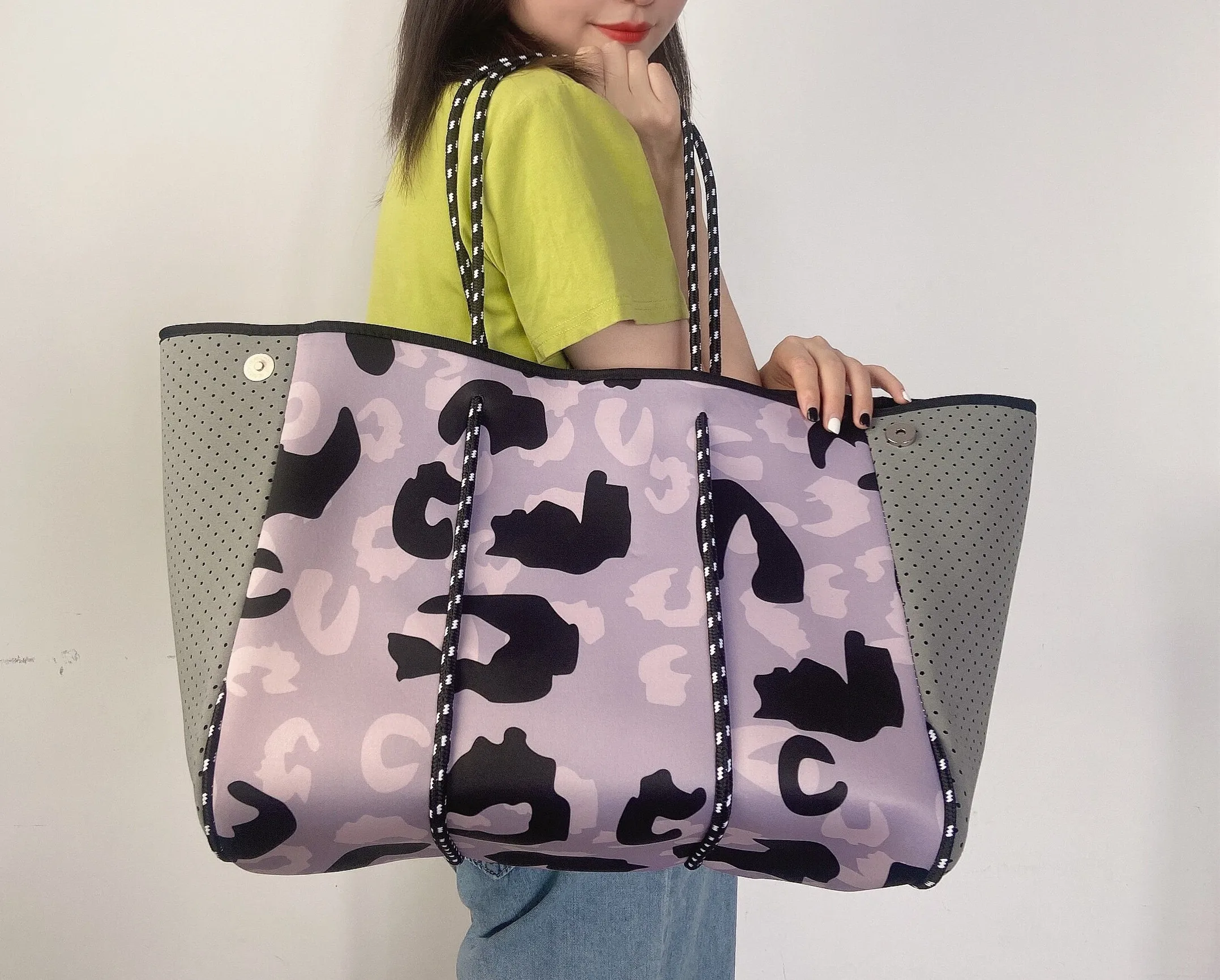 

Многофункциональная летняя водонепроницаемая пляжная сумка из неопрена с черно-белым рисунком, женская сумка-тоут