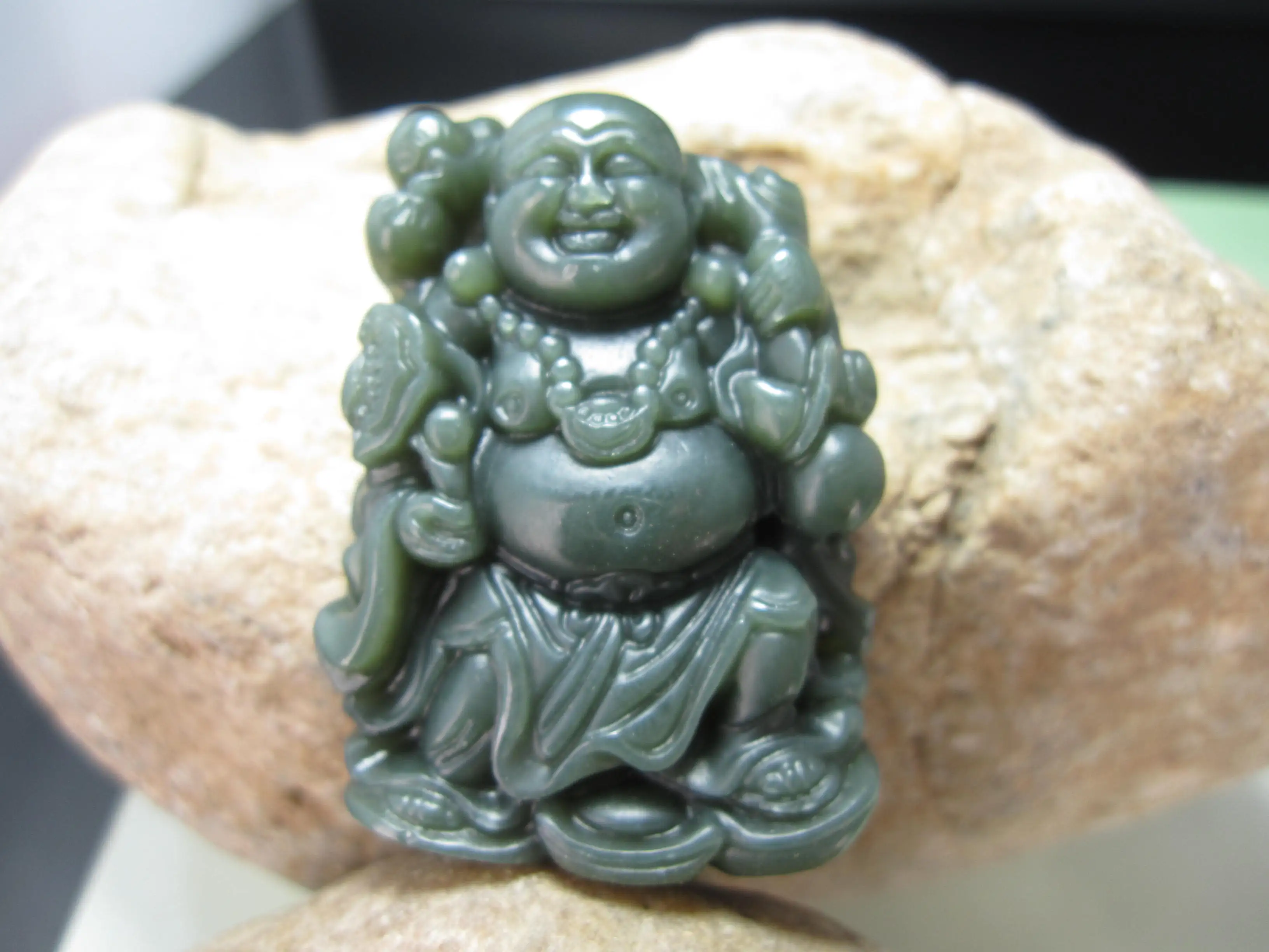 Натуральная резная улыбающаяся Будда RUYI wishful HETIAN Jade China QINGYU Зеленые Подвески для