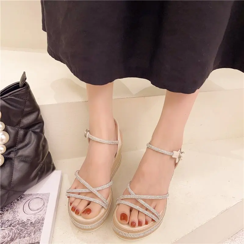 

Сандалии женские на платформе, босоножки на танкетке, с кристаллами, открытый носок, узкий ремешок, вечернее нарядное платье, толстая подошв...