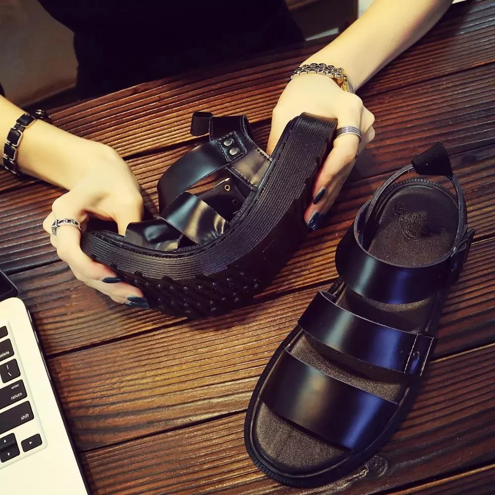 

2020 New Doc Men's Martins Shoes Summer New Style Outdoor Non-slip Breathable Men Fashion Trend Black Beach Shoes Casual Sandals