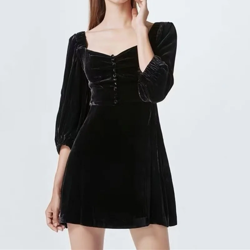 

Женское черное бархатное платье с квадратным вырезом и пуговицами спереди
