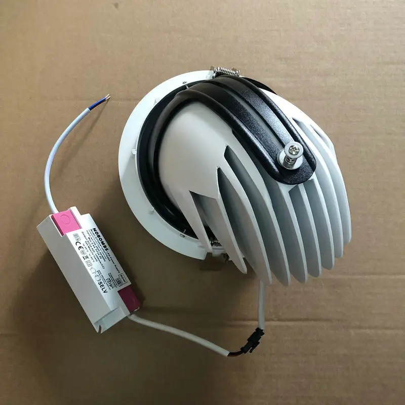 Светодиодные светильники направленного света круглые черные и белые потолочные