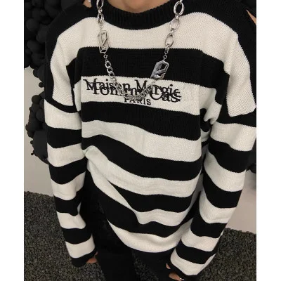 

MM Co-фирменный черный и белый полосатый свитер 21 Новинка