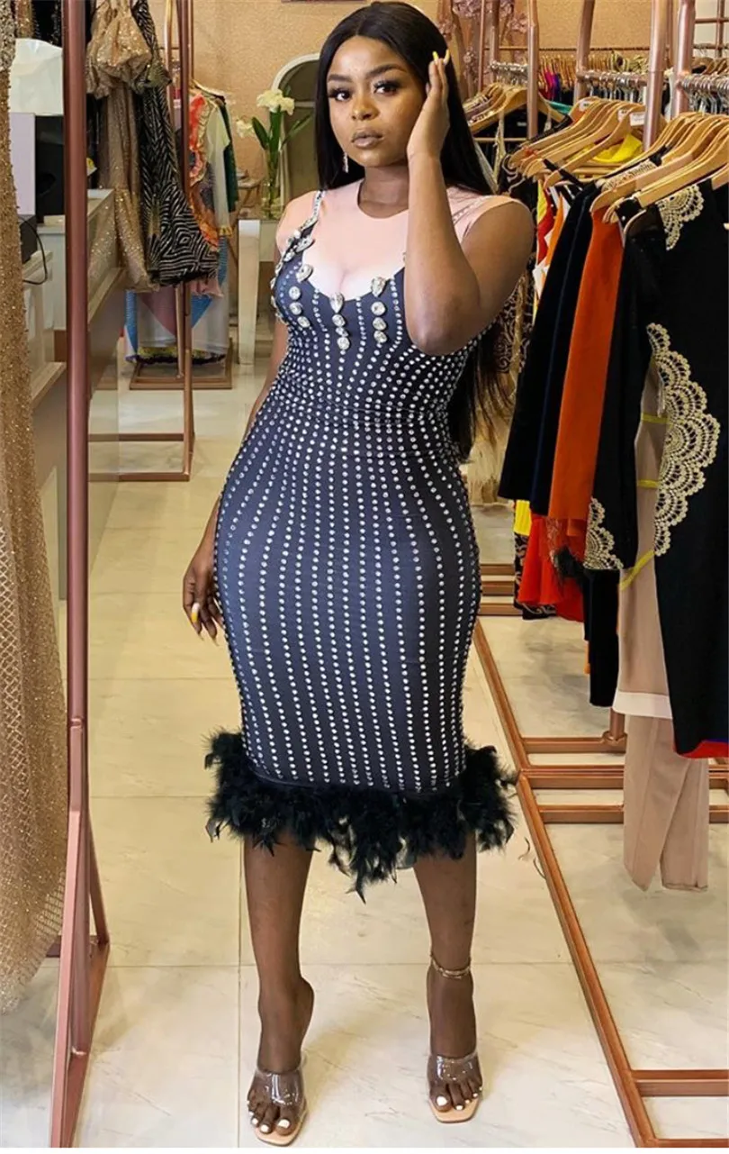 Женское растягивающееся блестящее черное платье со стразами украшенное перьями