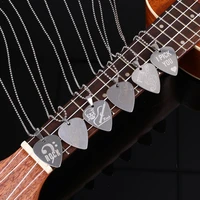 1pc Metall Akustische Elektrische Gitarre Bass Halskette Pick Durable Edelstahl D  nne Vermittler Pick Mit Kette F  r Guitarra