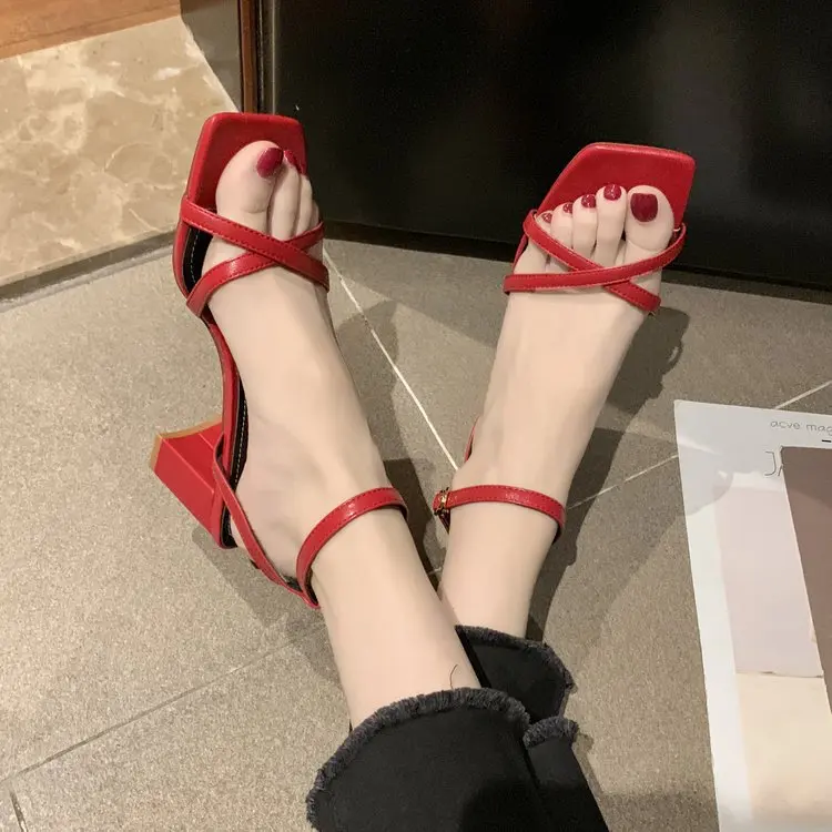 

Женские замшевые туфли на высоком каблуке, с открытым носком