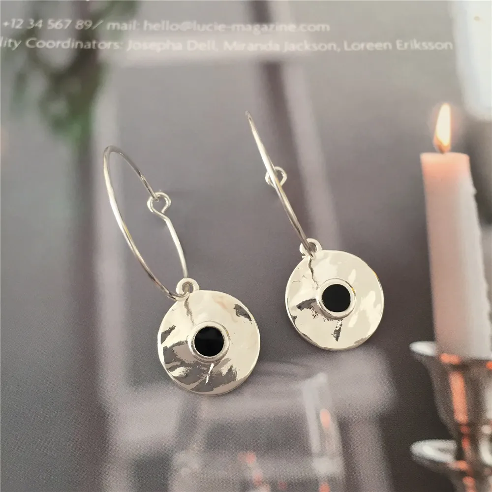 Трендовые женские круглые серьги-кольца золотого цвета с черными серьгами-кольцами