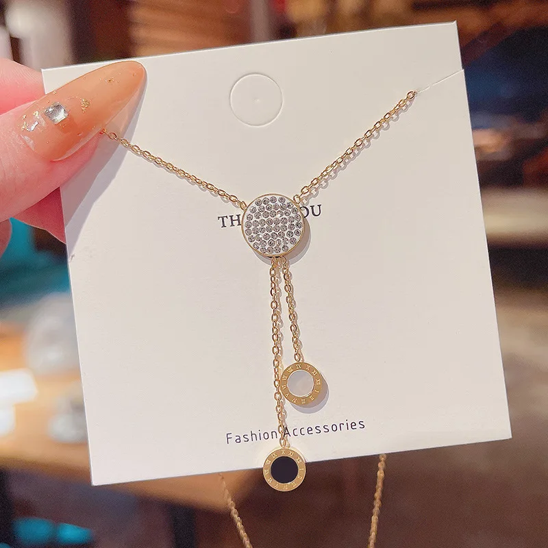 

Korean fashion personality Roman black and white shell titanium steel necklace female temperament versatile clavicle chain