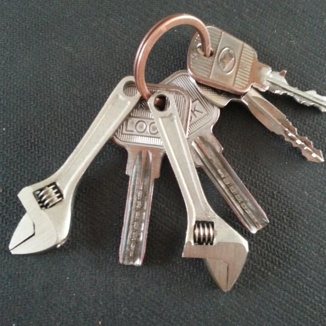 

1pcs Repair Tools Mini Portable Metal Adjustable Tool Wrench Spanner Key Chains Ring Keyring Gift 6.5 x 1.8cm