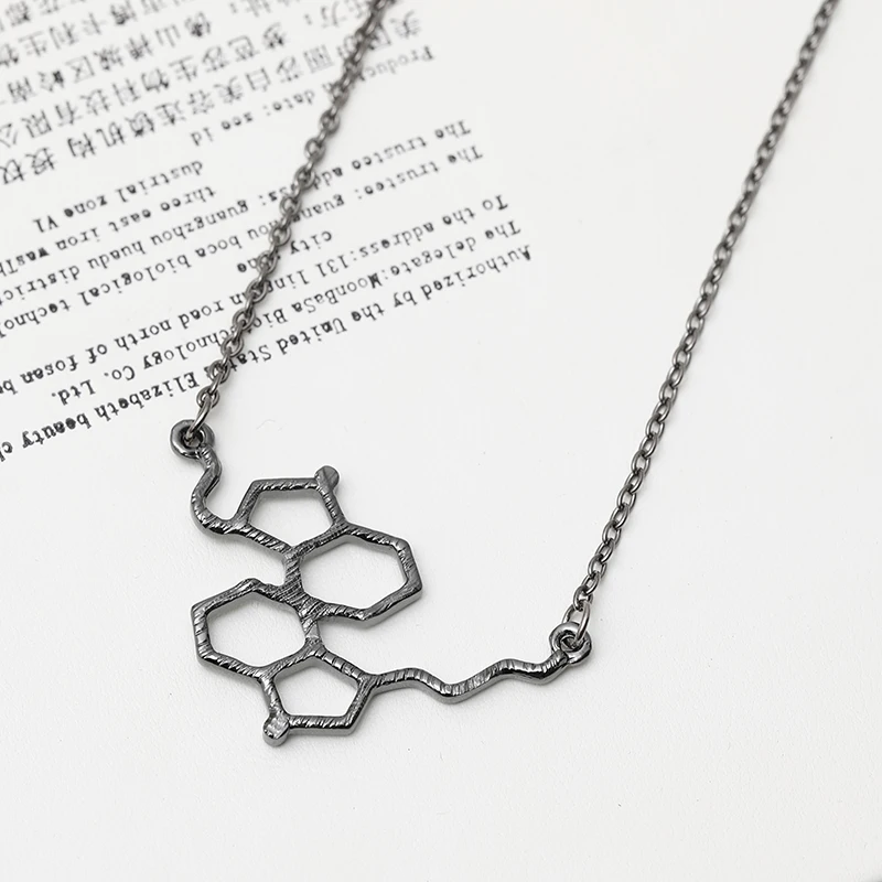 Ожерелье с подвеской черного цвета геометрической формы квадратной химический