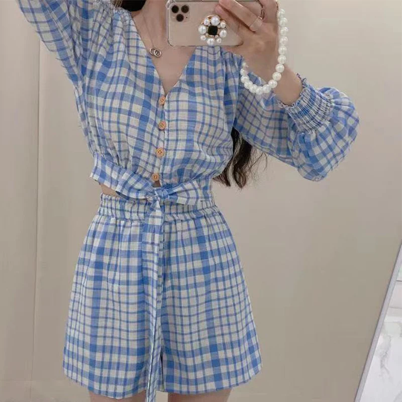 

Элегантное однобортное пальто в клетку, короткая юбка из двух частей