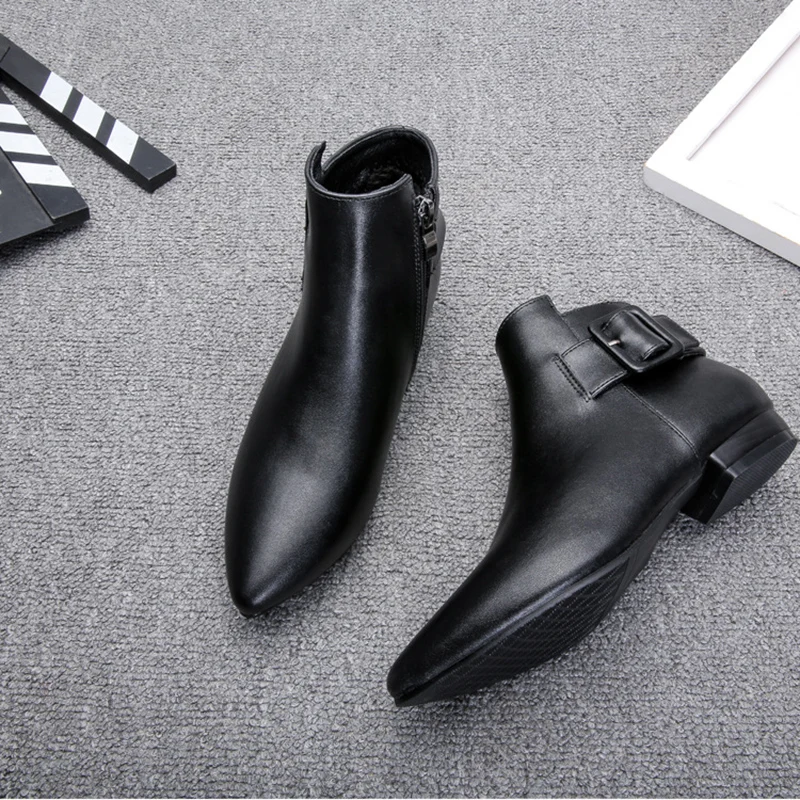 Модные кожаные короткие ботинки с пряжкой и ремешком женские острым носком для